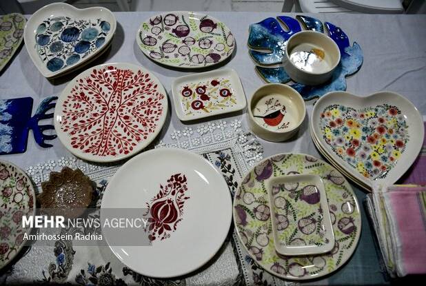 معاون اول رئیس جمهور از نمایشگاه گردشگری دیدن می‌کند