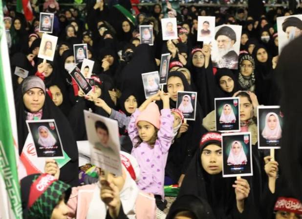 سنگ تمام دانش‌آموزان یزدی در خون‌خواهی رهبر شهید و شهدای دانش‌آموز