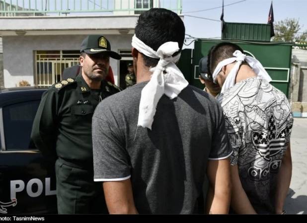 دستگیری اراذل فضای مجازی/ کشف سلاح جنگی