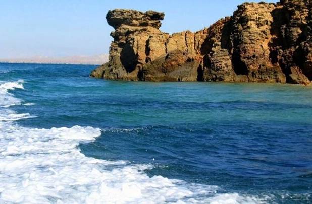 وزش بادهای جنوب‌ شرقی، دریا را در تنگه هرمز مواج کرد