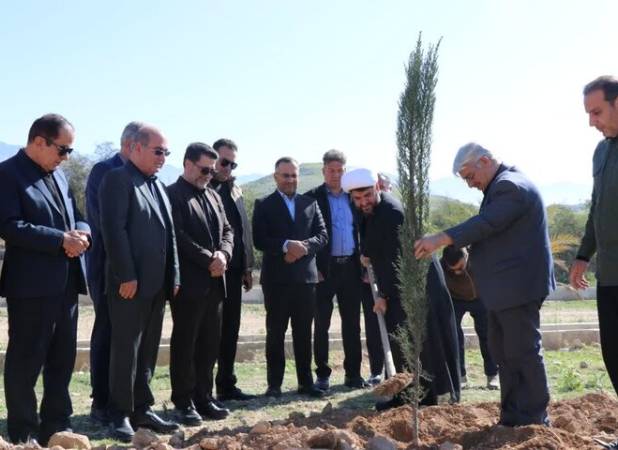 کاشت ۸۶ سرو در کازرون به یاد رهبر شهید انقلاب اسلامی
