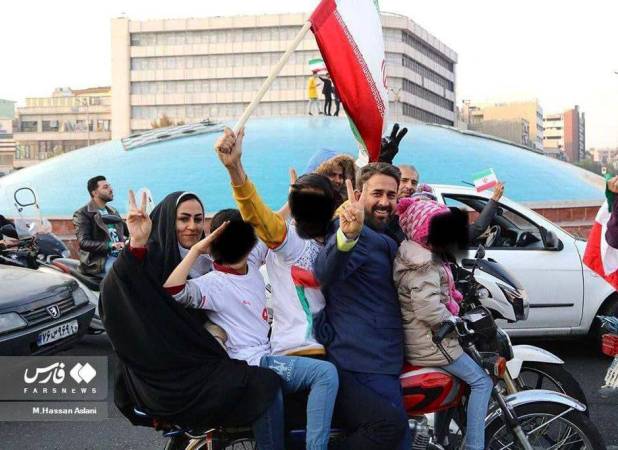 خانواده پرجمعیت ایرانی در جشن پیروزی