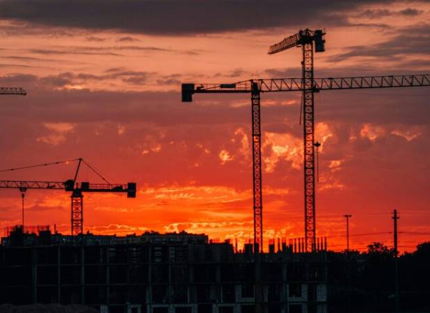 چسبندگی قیمت مسکن به دلار از سال ۱۴۰۰ تضعیف شده است