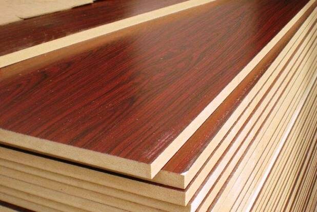 علینقیان‌پور: انبار ۱۵۰ میلیاردی ام‌دی‌اف قاچاق در خمینی‌شهر کشف شد