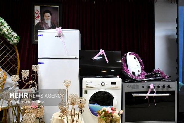 توزیع ۲۲ سری جهیزیه بین نوعروسان نیازمند دامغان 