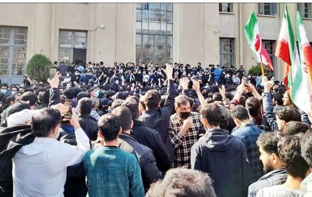 یک استاد دانشگاه: دولت به سعه صدر خود در برخورد با اعتراضات دانشجویان ادامه دهد