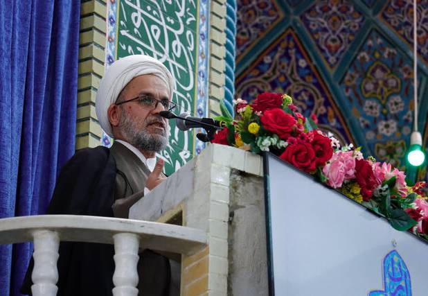 امام جمعه کرمان: باید آرامش را از رهبر معظم انقلاب یاد بگیریم