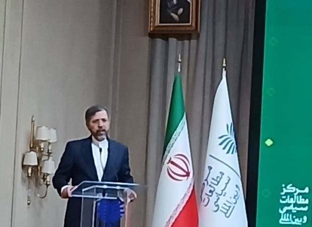 اهدای جایزه سال سیاست خارجی ایران توسط عراقچی