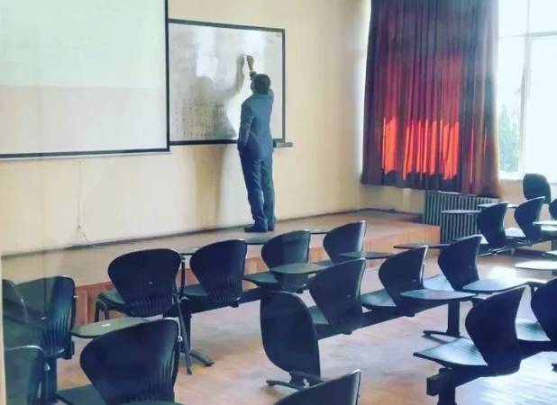 درباره تصویر عجیبی که از برخی اساتید وایرال شد!
