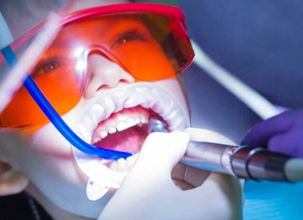 دندانپزشکی با لیزر بدون درد چیست؟ تجربه درمان بدون ترس در دندانپزشکی مدرن