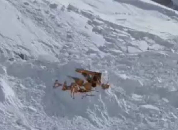 امدادرسانی به ۳۰ خودرو پس از ریزش بهمن در الیگودرز