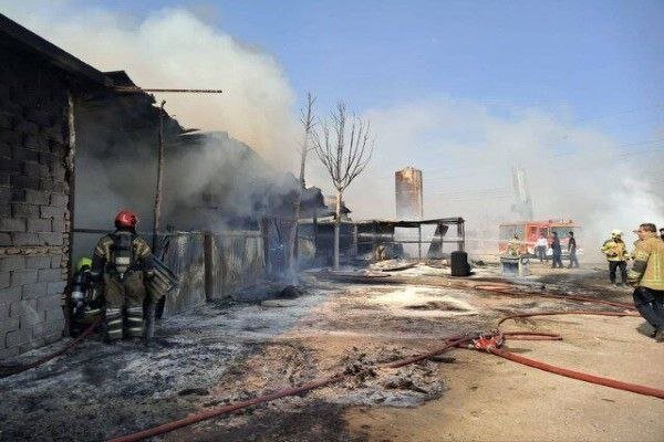 آتش‌سوزی در یک گاراژ چوب‌بری در بزرگراه آزادگان تهران