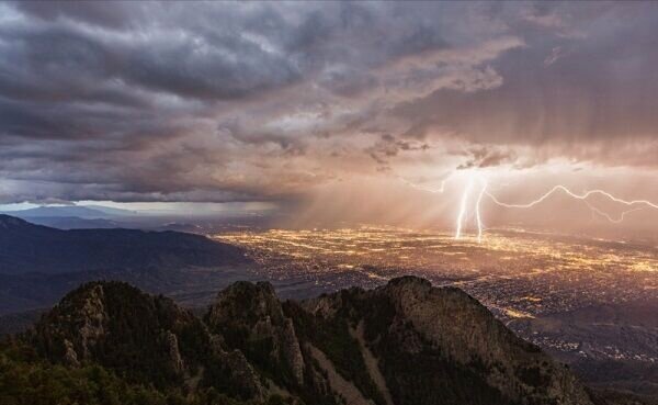 رگبار، رعدوبرق و تندباد لحظه‌ای در راه مناطق شرقی هرمزگان