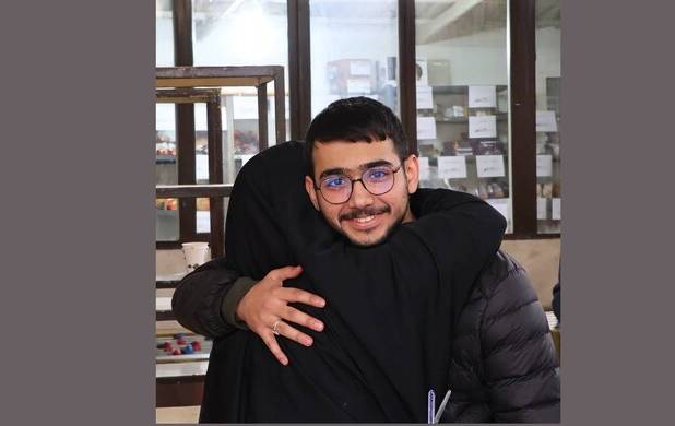جوان رشیدی که در عکس می‌خندد، دیروز روی دستان دوستانش تشییع شد