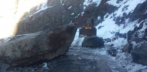 ریزش سنگ در سه محور روستایی طالقان