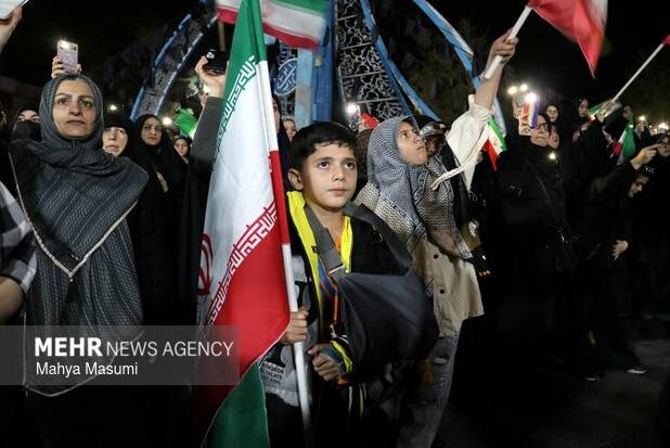 خمینی شهری‌ها در سوگ رهبر شهید انقلاب فریاد هیهات من الذله سر دادند