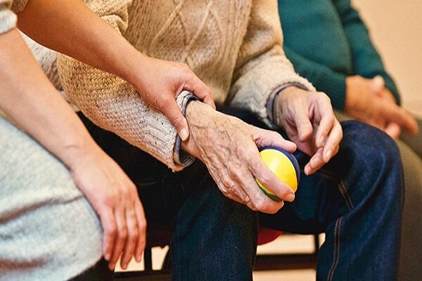 راهنمای کمک به سالمندان با ناتوانایی های حرکتی در زمان بحران