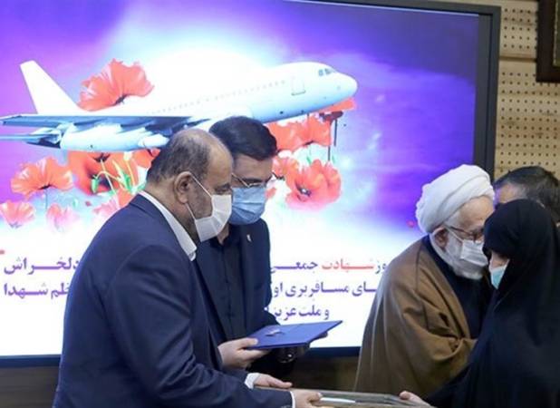 تجلیل وزیر راه ازخانواده شهدای هواپیمای اوکراینی