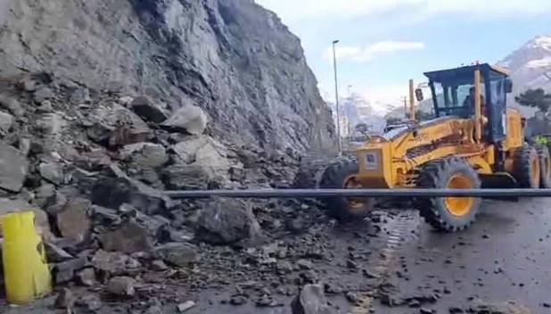 ریزش سنگ در محور کرج–کندوان /پاکسازی و بازگشایی مسیر توسط راهداران