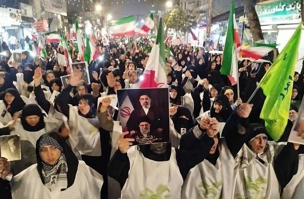 بانوان آستانه‌ای در دفاع از وطن کفن‌پوش شدند