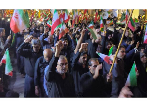 شبی دیگر با اجتماع و راهپیمایی مردم بندرعباس در سوگ رهبر شهید انقلاب