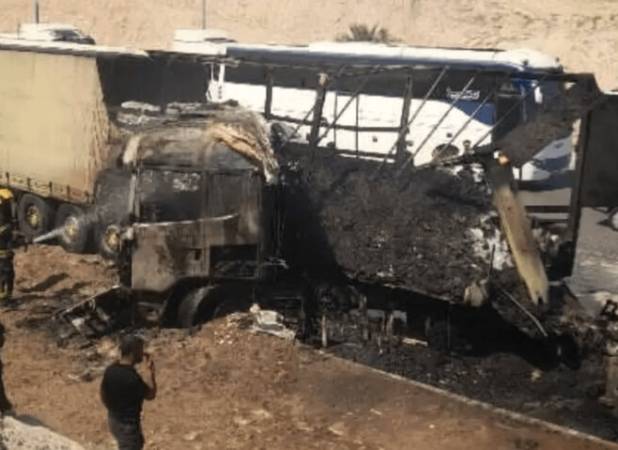 مهار حریق گسترده چند خودرو و غرفه میوه فروشی در بندرعباس