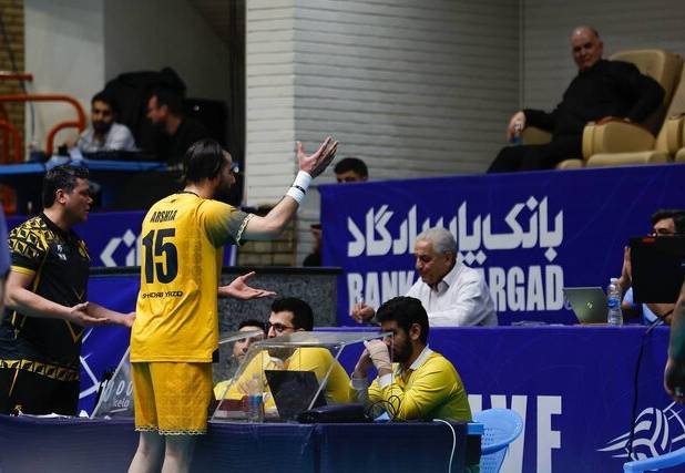 واکنش انضباطی به حاشیه لیگ والیبال/ عرشیا به‌نژاد محروم شد
