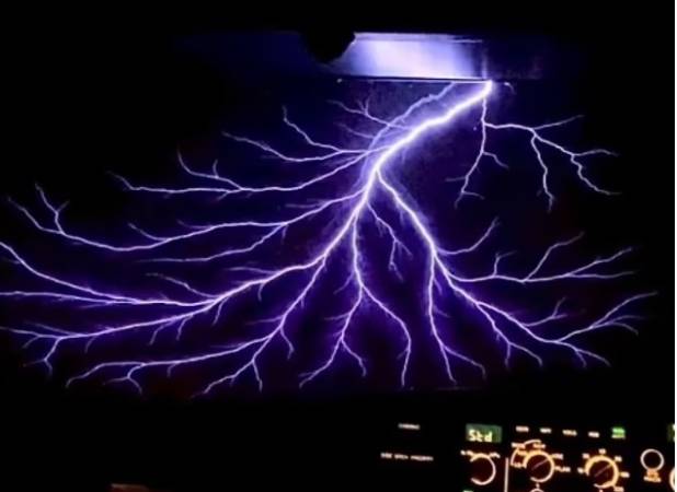ثبت پدیده آب و هوایی نادر توسط یک خلبان