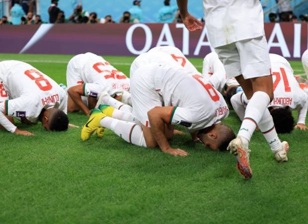 سجده شکر بازیکنان مراکش بعد از برد بلژیک