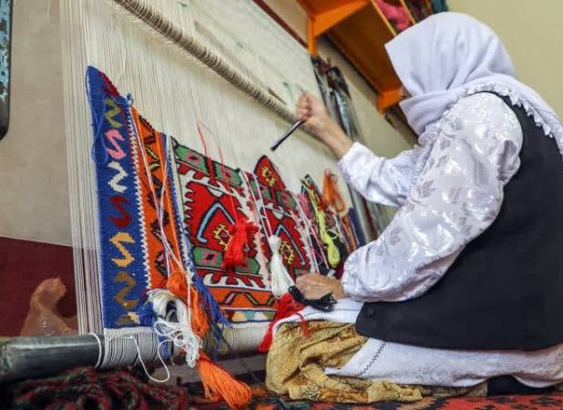 نگاهی به گلیم عنبران؛ حفظ هنر و میراث فرهنگی