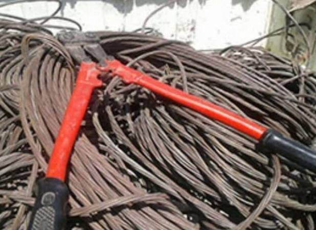 انهدام باند سارقان سیم و کابل برق در شاهرود