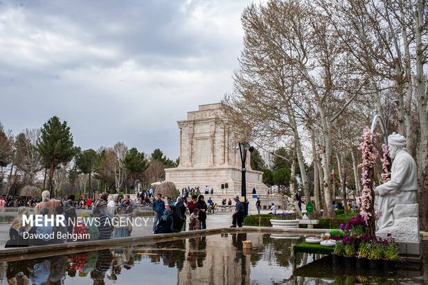 جشن‌های نوروزی به مدت ۱۰ الی ۱۳ روز در محل آرامگاه فردوسی برگزار شود