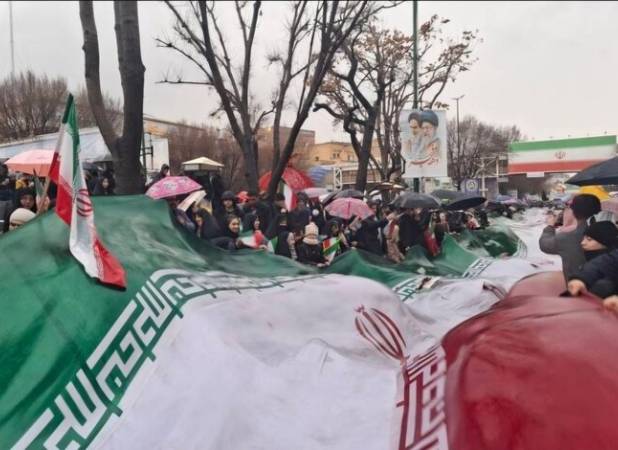 باران مانع عزت‌نمایی پرچم ایران در مسیر راهپیمایی تبریز نشد