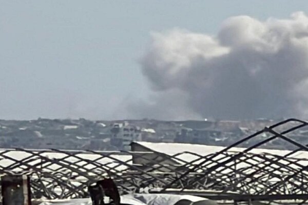 تداوم ویرانگری در غزه؛ ستونی از دود از شرق خان یونس به هوا برخاسته است