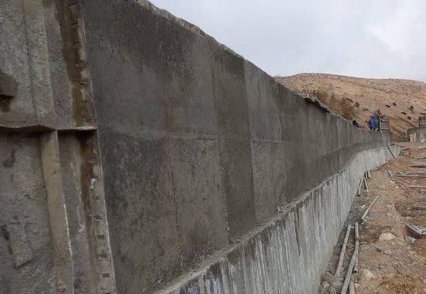 پیشرفت ۷۰ درصدی ساخت دیوار وزنی و ساحلی گردنه آهوان