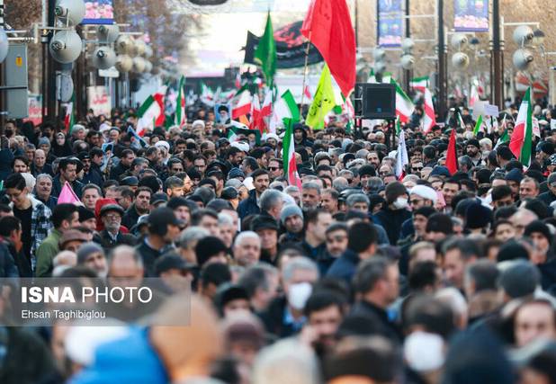 آغاز راهپیمایی ۲۲ بهمن در زنجان؛ حضور پرشور اقشار مختلف مردم در سرمای زمستان