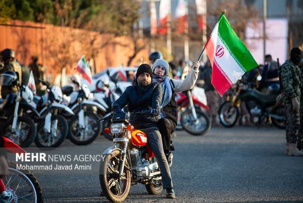 اصفهانی‌ها در سوگ رهبر شهید رژه موتوری رفتند