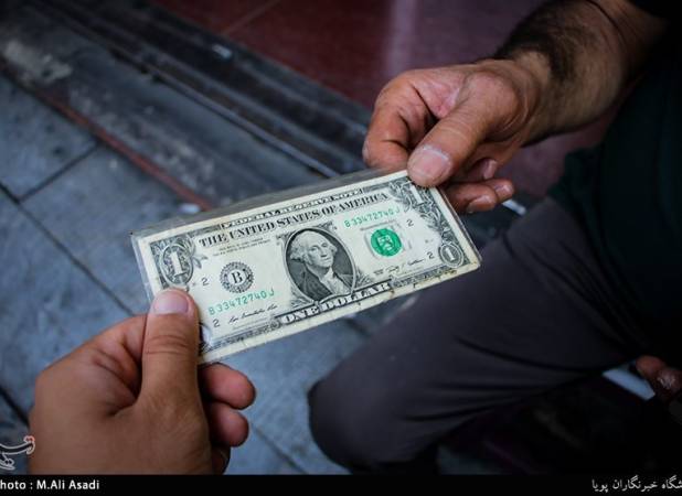 عضو کانون صرافان: احتمال تعدیل سریع قیمت‌ها در بازار ارز با ورود بازارساز/ علت نوسانات ارزی چیست؟