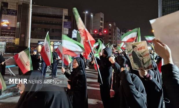 «به‌وقت انتقام» دست نوشته دختران گرمساری برای خوان‌خواهی رهبر شهید