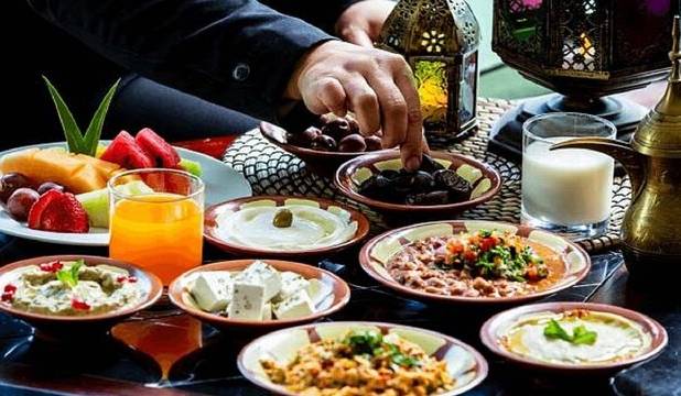 چگونه در ماه رمضان دچار کم‌آبی و اضافه‌وزن نشویم؟