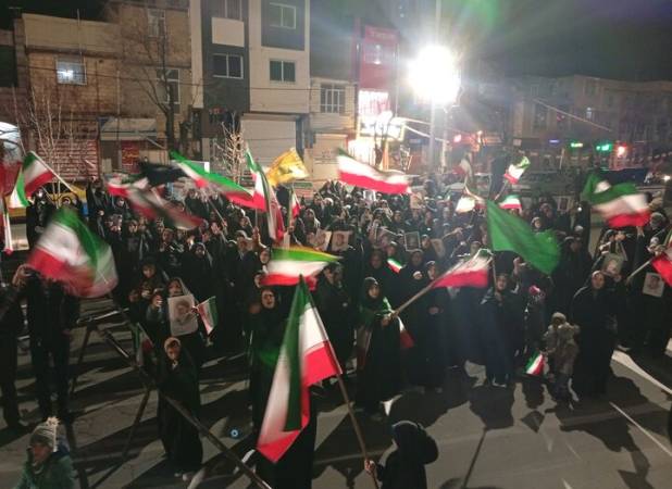 عهدخوانی رهبر شهید در میدان شهرداری فریدن زیر باران شدید