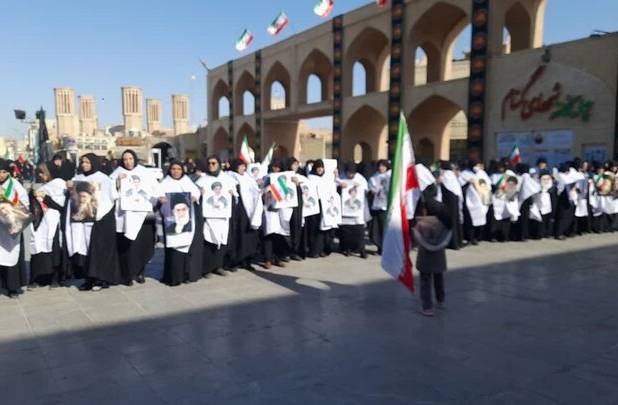 مادران یزدی کفن‌پوش به میدان آمدند