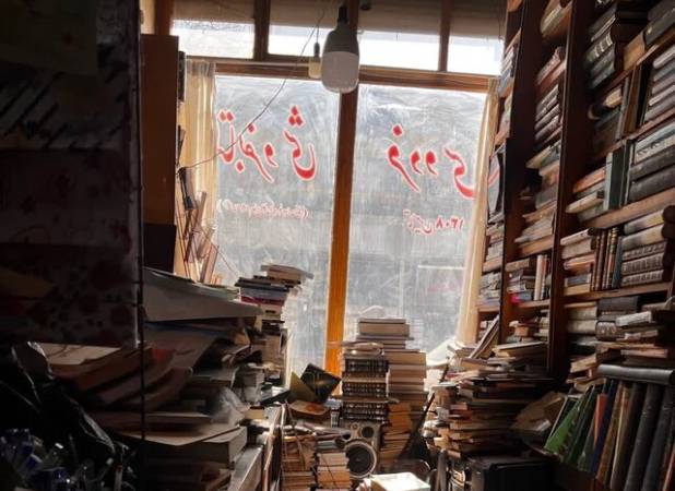 بازدید مدیرکل کتابخانه‌های استان قزوین از قدیمی‌ترین کتابفروشی شهر