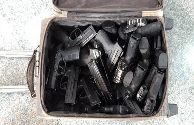 ۱۵ قبضه اسلحه از چمدان ۲ مسافر اتوبوس نی‌ریز کشف شد