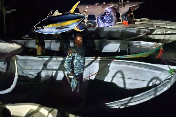 توقیف شناور متخلف صید شب‌چراغی در آب‌های جاسک