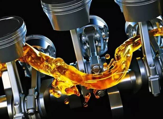 چگنی: ۱۰ هزار لیتر روغن موتور احتکار شده در دلیجان کشف شد