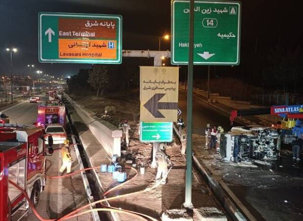 واژگونی کامیونت حامل ۱۵۰۰ لیتر بنزین در بزرگراه یاسینی تهران