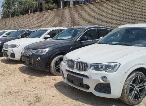 کشف ۱۴ خودروی BMW قاچاق در یک ساختمان مسکونی در غرب تهران