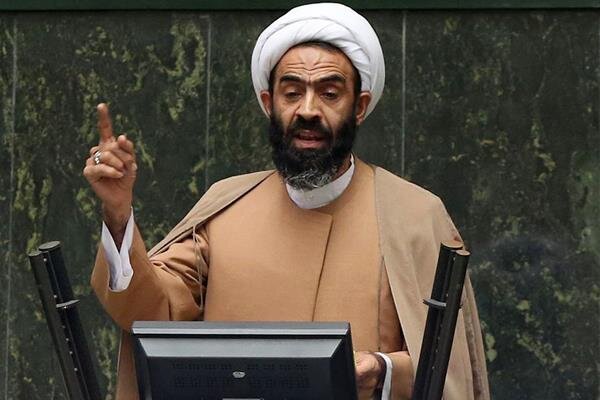 نماینده روحانی: عمامه‌پرانی بازی با دم شیر است