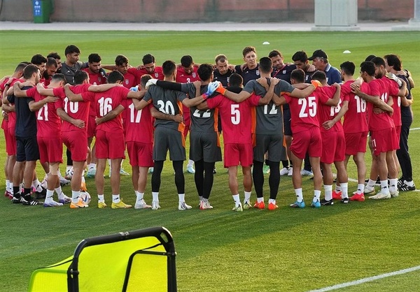 حلقه اتحاد ملی‌پوشان ایران قبل از ورود به زمین